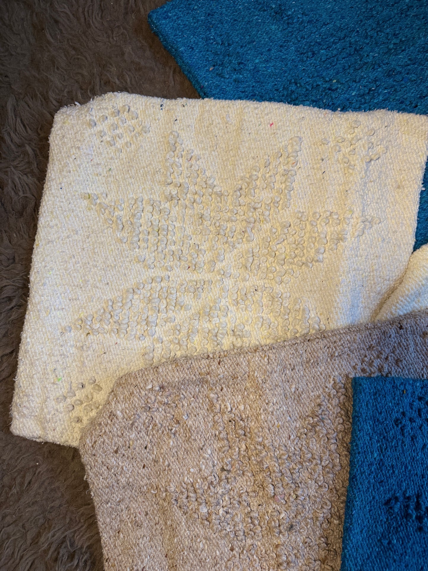 León Pillow - Multiple Colors