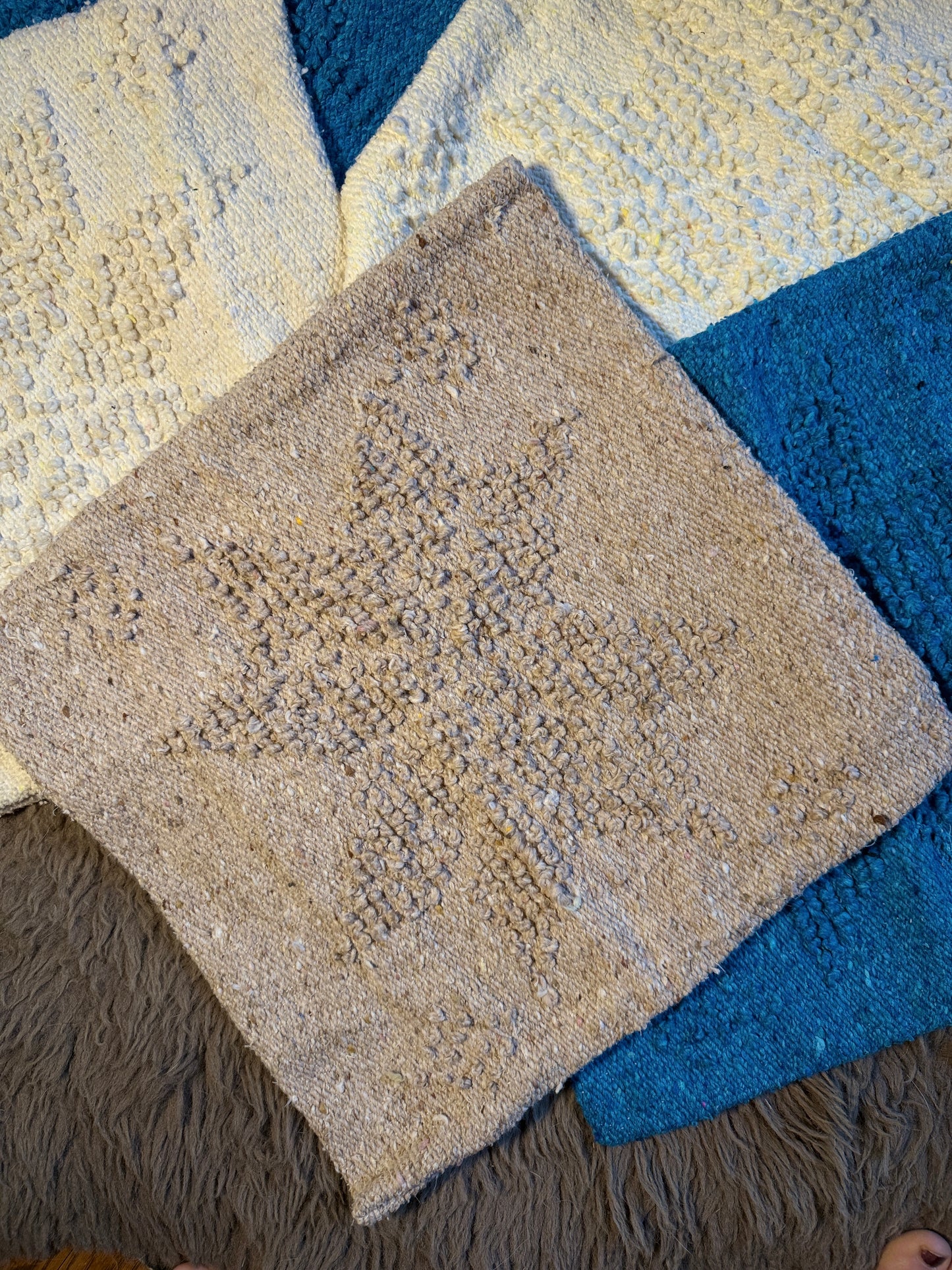 León Pillow - Multiple Colors